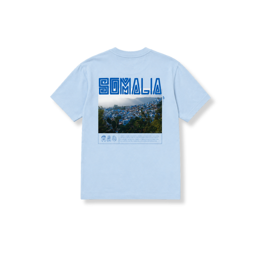 Espalda de la camiseta PR4Y FOR Somalia con el nombre «SOMALIA» sobre el paisaje del país