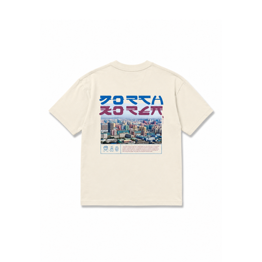 Espalda de la camiseta PR4Y FOR North Korea con el nombre «NORTH KOREA» sobre el paisaje del país