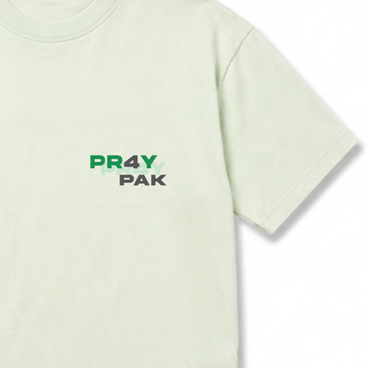 Detalle del print frontal «PR4Y PAK» en la camiseta verde menta
