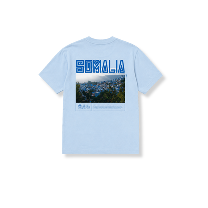 Espalda de la camiseta PR4Y FOR Somalia con el nombre «SOMALIA» sobre el paisaje del país