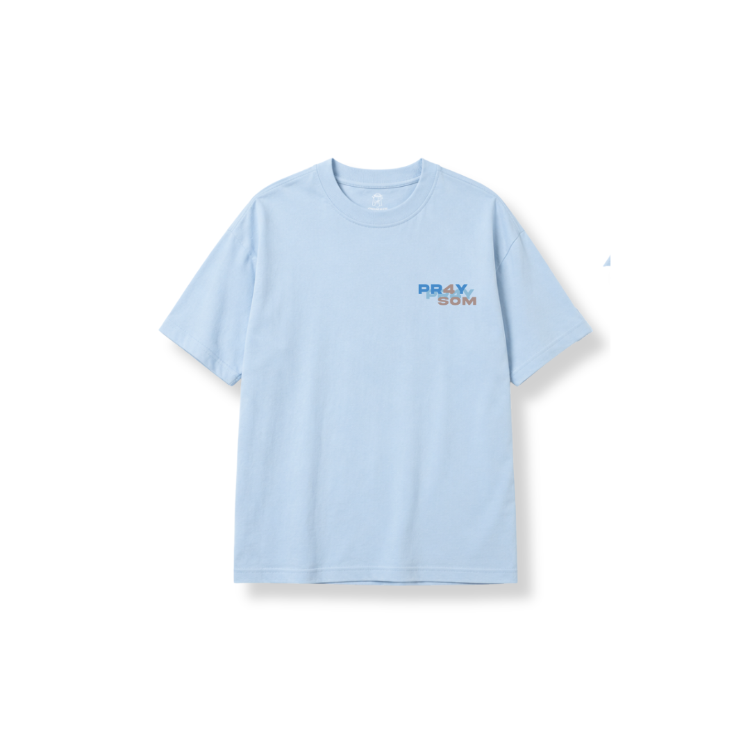 Camiseta celeste PR4Y FOR Somalia, vista frontal con print «PR4Y SOM» en el pecho