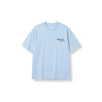 Camiseta celeste PR4Y FOR Somalia, vista frontal con print «PR4Y SOM» en el pecho