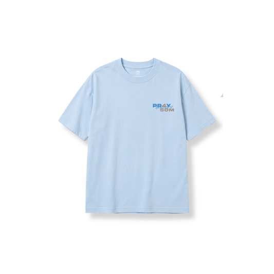 Camiseta celeste PR4Y FOR Somalia, vista frontal con print «PR4Y SOM» en el pecho