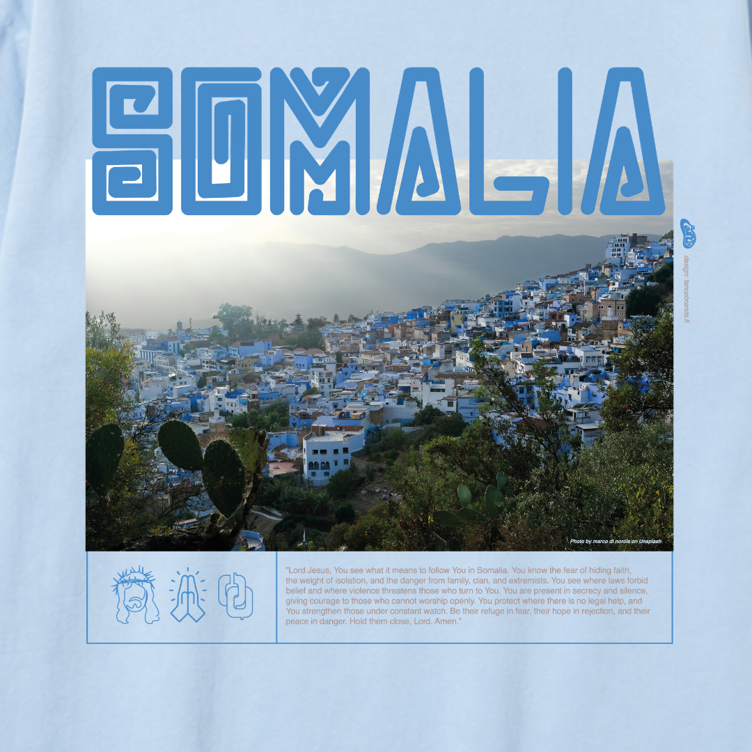 Detalle del estampado trasero «SOMALIA» con texto de intercesión