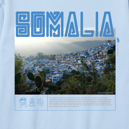 Detalle del estampado trasero «SOMALIA» con texto de intercesión