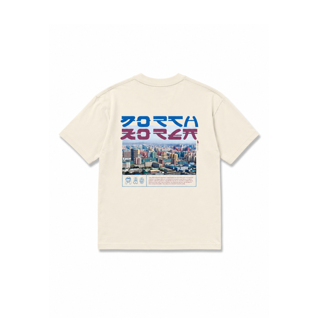 Espalda de la camiseta PR4Y FOR North Korea con el nombre «NORTH KOREA» sobre el paisaje del país