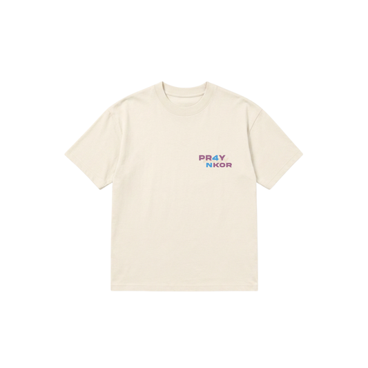 Camiseta color crudo PR4Y FOR North Korea, vista frontal con print «PR4Y NKOR» en el pecho