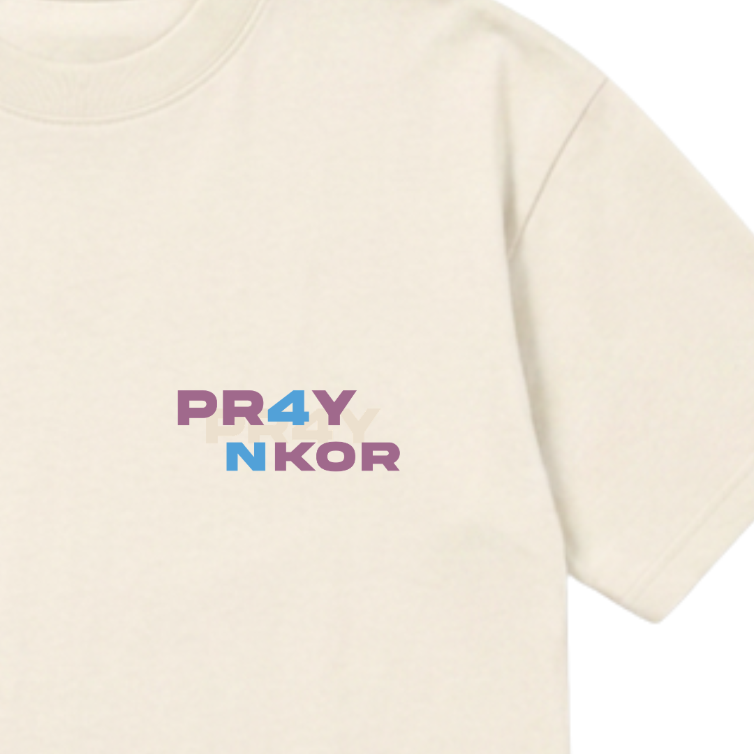 Detalle del print frontal «PR4Y NKOR» en la camiseta crudo