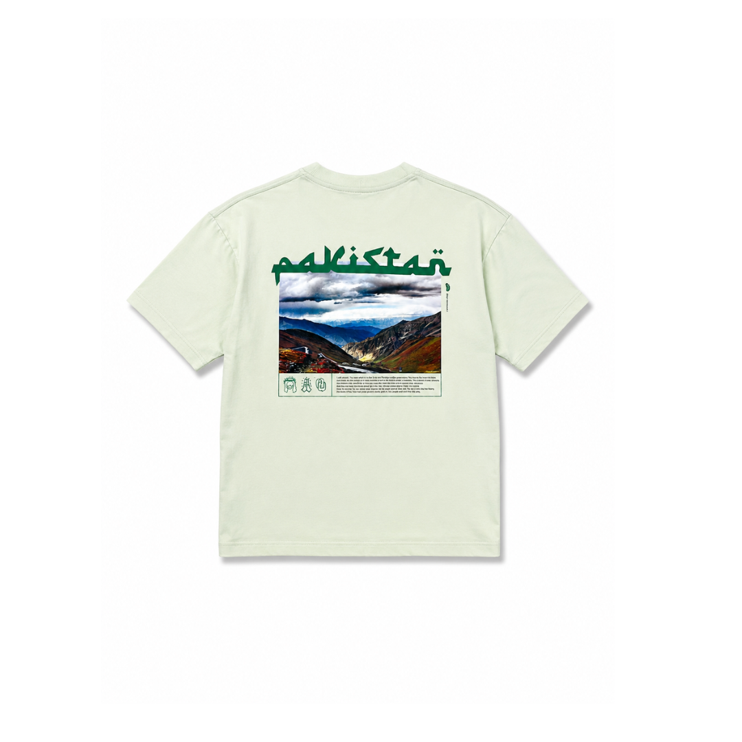 Espalda de la camiseta PR4Y FOR Pakistan con el nombre «PAKISTAN» sobre las montañas del país